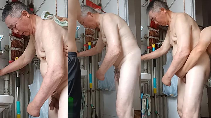 给中风的伯伯搓洗